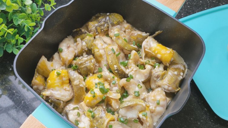 #今天吃什么# 酸菜鱼别老一套做,按照这个做法,出锅香味十足,大人小孩都爱吃!来源: